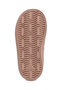 Suela de zapato de goma en rosa claro, con un patrón de dibujo ondulado y el logo de Adidas. Textura suave con bordes redondeados y forma contorneada.