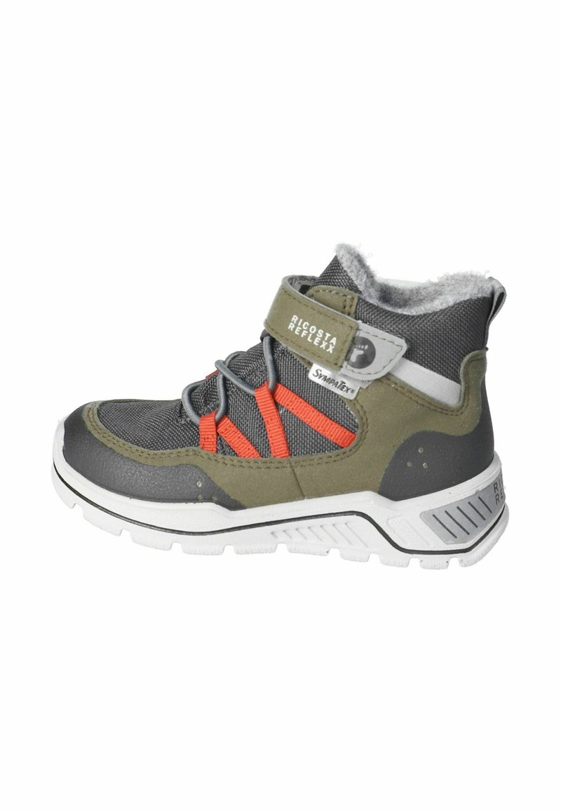 Zapatilla de media caña en verde y gris con acentos naranjas, que presenta una correa de velcro, parte superior texturizada y una suela blanca duradera.