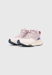 Ανοιχτό μωβ παπούτσια για περπάτημα σε μονοπάτι με λευκή ενδιάμεση σόλα, σκούρο μπλε εξωτερική σόλα και ροζ λεπτομέρειες. Διαθέτουν ανθεκτικά κορδόνια και υφή στην επιφάνεια για καλύτερο κράτημα.