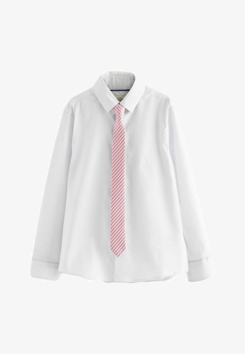 Camicia bianca a maniche lunghe con colletto a punta e cravatta a righe rosa, con un dettaglio testurizzato all'interno del colletto.