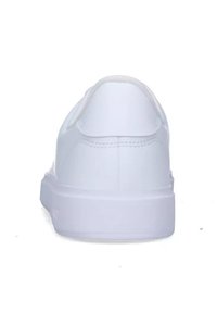 Baskets blanches avec une finition lisse et mate ; bout arrondi et col rembourré ; semelle plate en caoutchouc et couture minimale à l'arrière.