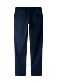 Marineblauwe broek met een rechte pijp, achterzakken en een gladde textuur, gemaakt van een duurzame stof. Voorzien van riemlussen in de taille.