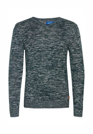 Lange mouwen v-hals trui in donkergroen met grijze en witte spikkels. Heeft ribgebreide manchetten en onderrand, met een klein bruin logo accent.