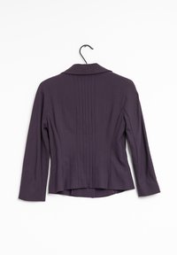 Lila kavaj med krage, långa ärmar och randig textur. Har en skräddarsydd passform och en bakfåll för designdetalj.