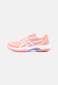 Chaussure de sport rose clair avec une tige en mesh, des accents blancs et violets, une semelle rembourrée et des motifs en zigzag sur le côté et la semelle pour l'adhérence.