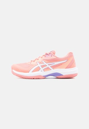 Lys rosa treningssko med nettoppbygg, hvite og lilla detaljer, en polstret såle og sikksakkmønstre på siden og sålen for grep.