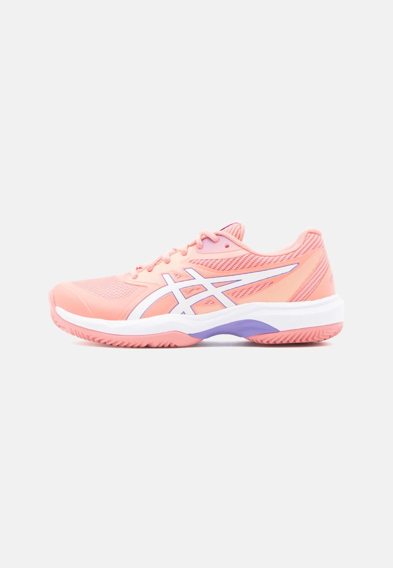 Chaussure de sport rose clair avec une tige en mesh, des accents blancs et violets, une semelle rembourrée et des motifs en zigzag sur le côté et la semelle pour l'adhérence.