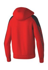 Haut à capuche rouge avec des panneaux noirs texturés sur les manches, capuche réglable, et poignets et ourlet côtelés. Tissu lisse avec un design sportif.