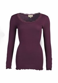 Langärmliges, geripptes Oberteil in tiefburgunder mit gewelltem Halsausschnitt und Rüsche am Saum. Hergestellt aus einem weichen, dehnbaren Stoff. Größenetikett sichtbar.