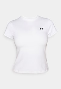 Bílé sportovní tričko s krátkým rukávem, kulatým výstřihem a malým černým logem na levé straně hrudi. Hladká tkanina a přiléhavý střih.
