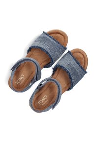 Denim sandalen met rafelige banden en een bruine textuur voetbed. Verstelbare achterband voor een goede pasvorm. Merkbeschrijving zichtbaar op het voetbed.