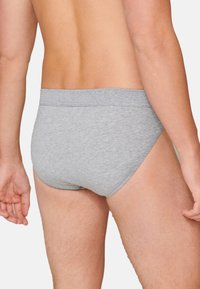Slip grigio in cotone con una texture liscia, dotato di un'ampia fascia in vita e una vestibilità aderente, progettato per comfort e supporto.
