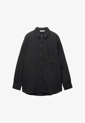 Črna majica dolgi rokavi iz mehkega materiala, z gumbom spredaj, ovratnikom in enim žepom na prsih, sproščenega kroja in zaobljenim robom.