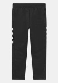 Zwarte sportbroek met een elastische tailleband, taps toelopende benen en drie witte diagonale strepen aan de linkerkant. Een gladde stofstructuur.