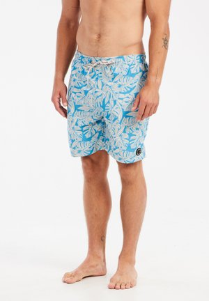 Shorts de bain bleus en tissu léger, avec un motif de feuilles tropicales blanches, une taille élastique avec cordon de serrage, et un patch logo sur le côté.