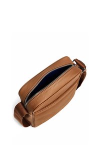 Borsa a tracolla in pelle marrone con finitura texture, chiusura con zip e tracolla regolabile. L'interno è foderato in tessuto blu.