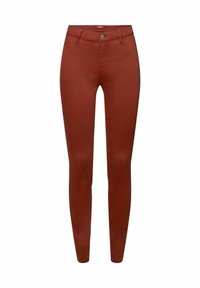 Pantalon slim couleur rouille avec fermeture à boutons sur le devant et passants de ceinture, conçu pour une coupe ajustée et fuselée au niveau des jambes.
