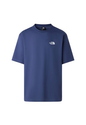 Mörkblå kortärmad t-shirt i slät tyg, prydd med en vit logotyp på vänster bröst. Rund halsringning med vanlig passform.