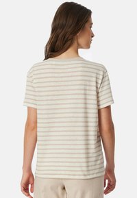 Beige gestreepte t-shirt met korte mouwen, een ronde hals en een relaxte pasvorm. De strepen zijn afwisselend in lichte en donkere tinten.