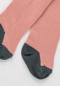 Calze di cotone rosa con sezioni del tallone e della punta grigio scuro, caratterizzate da una texture liscia e da polsini a coste per una vestibilità aderente.