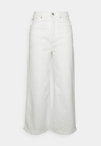 Jeans bianchi a gamba larga con orlo sfrangiato, realizzati in denim. Presentano una chiusura con bottone e tasche frontali inclinate. Include un sottile dettaglio di cucitura.