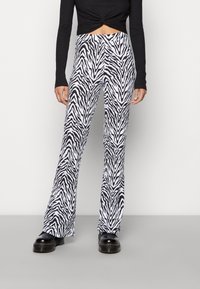 Noisy May NMPASA FLARED PANTS - Leggings - Calças - white