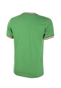 T-shirt vert à manches courtes en coton, avec un col rond et des rayures rouges et blanches contrastantes sur les manches.