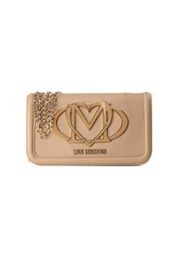 Clutch in pelle beige con hardware color oro, caratterizzata da un design del logo prominente e una tracolla a catena. Texture liscia con dettagli cuciti.