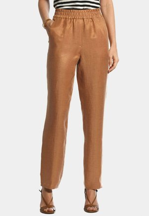 Lichte brown linnen broek met een elastische tailleband, zijzakken en een rechte pijp. Gladde textuur met een subtiele glans.