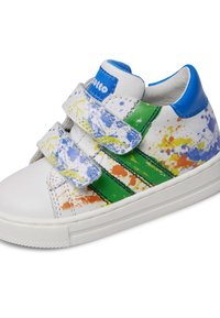 Sneaker bianco in pelle con dettagli blu, caratterizzato da una decorazione con vernice spruzzata in verde, giallo e arancione. Fissato con due strappi in Velcro.