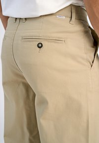 Lindbergh Chinos - sand