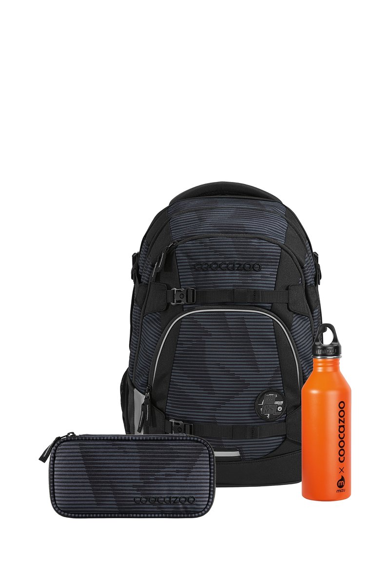 Schwarzer Rucksack mit geometrischem Streifenmuster, ausgestattet mit einer Fronttasche, verstellbaren Trägern und einem grauen Akzent. Inklusive einer orangefarbenen Wasserflasche und einem Federmäppchen.