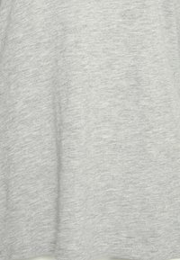 T-shirt de manga curta cinza claro, feito de tecido texturizado com um padrão mesclado e um corte reto na bainha.