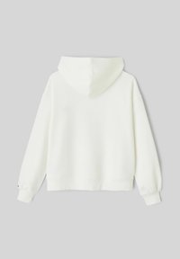 Sweat à capuche blanc vu de dos avec manches longues et poignets côtelés sur un fond gris uni.