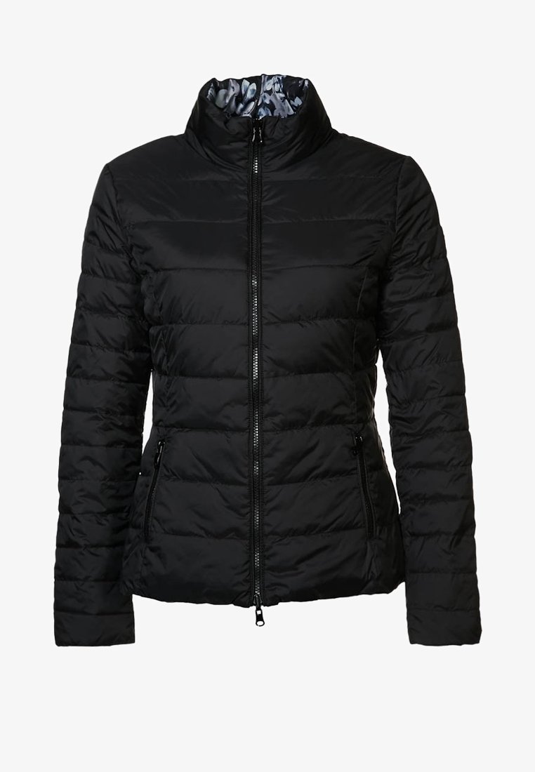 Sort quiltet dunjakke med høj krave, to lynlåslommer foran og mønstret foer på indersiden.