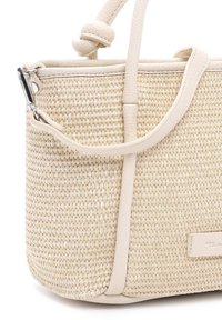 Sac à main tissé beige avec poignées en cuir, bandoulière et fermoir métallique argenté sur fond blanc.