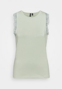 Top verde chiaro senza maniche con scollo rotondo, caratterizzato da pizzi sulle spalle. Materiale in cotone morbido con una texture liscia.