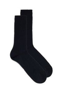 Calcetines negros de canalé de longitud media y textura suave. Puños lisos en la parte superior y punteras redondeadas. Diseño simple sin patrones.