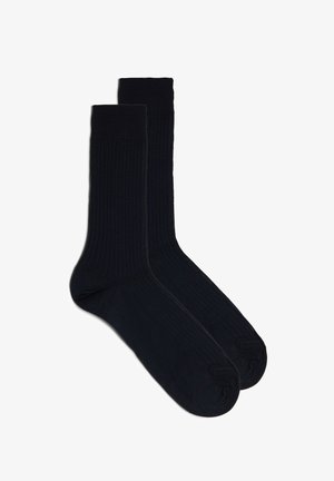 Sorte ribbede strømper med en medium længde og en blød tekstur. Glatte manchetter øverst og runde tåspidser. Simpelt design uden mønstre.