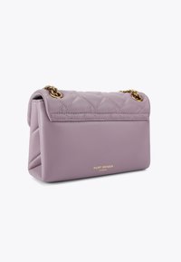 Borsa in pelle lavanda trapuntata con hardware dorato, caratterizzata da una forma strutturata e soffietti laterali. Logo impresso sul davanti.