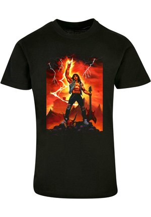Schwarzes T-Shirt mit einem lebhaften grafischen Design eines muskulösen Körpers mit einer Gitarre, vor einem feurigen Hintergrund mit Blitz und Bergen.