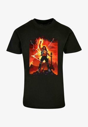 Schwarzes T-Shirt mit einem lebhaften grafischen Design eines muskulösen Körpers mit einer Gitarre, vor einem feurigen Hintergrund mit Blitz und Bergen.