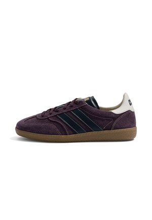 Baskets en daim violet avec semelle en caoutchouc marron, bandes latérales noires, languette blanche au talon et lacets, vues de côté gauche.