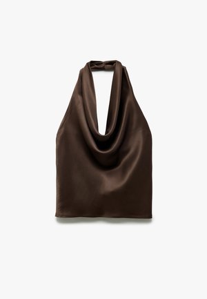 Braunes Satin-Haltertop mit elegantem Wasserfallausschnitt. Glatte Textur, fällt sanft und verfügt über einen Rückenknotenverschluss.
