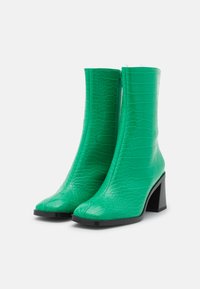 Monki Botas clássicas de cano curto - green