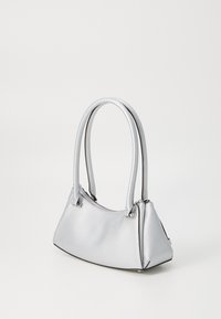 Borsa a tracolla argento con finitura testurizzata, forma triangolare, due manici e zip superiore. Presenta dettagli di cucitura discreti.