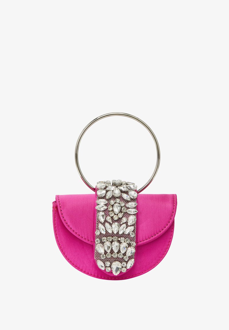 Sac à main en satin rose avec un rabat cousu, orné d'un filet argenté et d'un embellissement en strass, doté d'une poignée en métal circulaire.