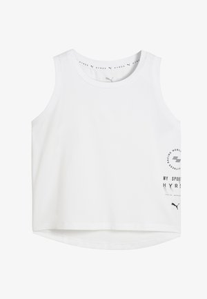 Camiseta deportiva blanca sin mangas con cuello redondo, texto pequeño en negro y logo en la parte inferior derecha, y detalle de marca en el interior del cuello.