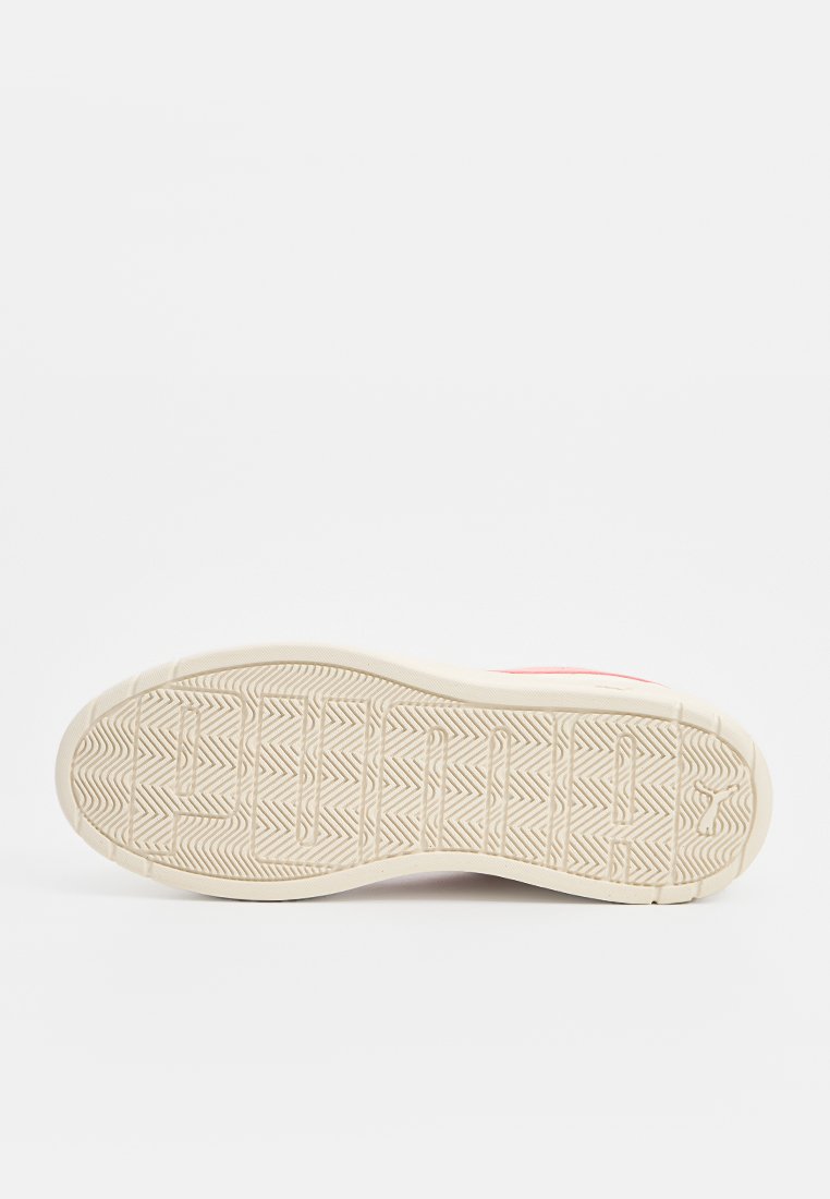 Weiße Sneaker-Sohle mit einem strukturierten Gummimuster. Verfügt über eine glatte Oberfläche und eine leichte Krümmung, akzentuiert durch einen pinkfarbigen Streifen an der Seite.