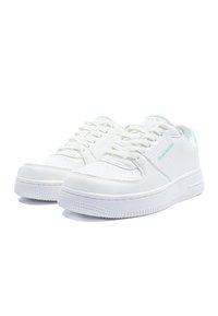Vita sneakers med en slät lädertextur, snörningsdesign, perforerade detaljer på tån och en mjuk mintgrön accent vid hälen.